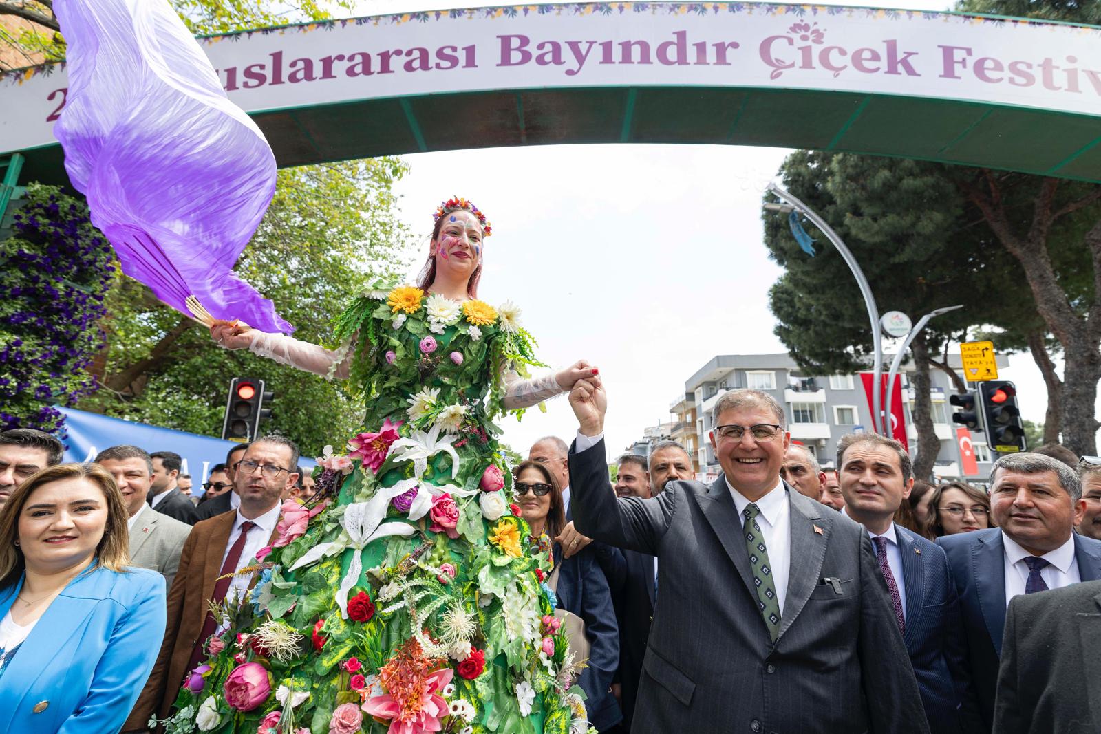 Uluslararası Bayındır Çiçek Festivali coşkuyla başladı.  Tugay: Bu başarı hepimizin gururu