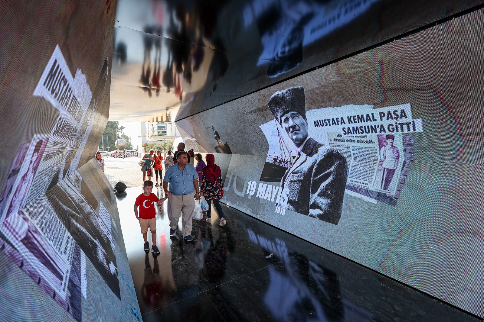 Cumhuriyet’in 100’ü İzmir Enternasyonal Fuarı’nda  İzmirliler 92.İEF’de Ata’ya akın etti