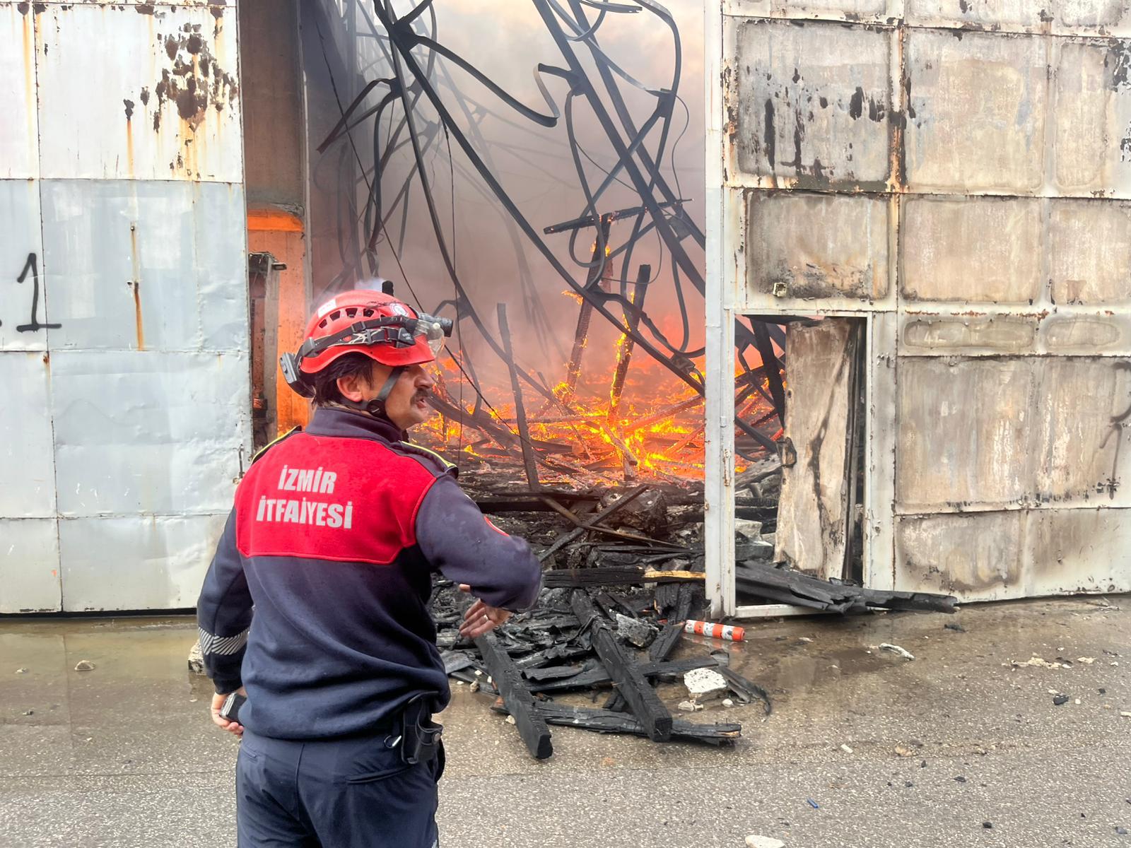 Bornova’daki depo yangınına hızlı müdahale 