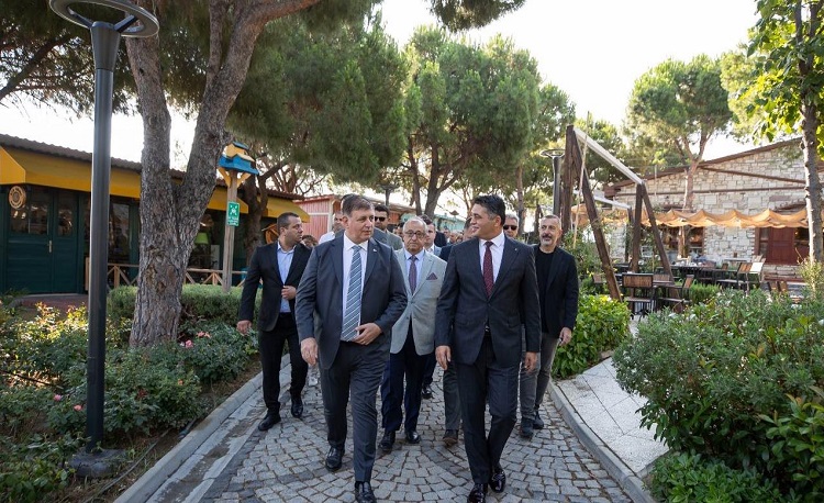 Başkan Tugay Aliağa’da koordinasyon toplantısı yaptı “Bu kentin kronikleşmiş sorunlarını çözmek istiyoruz”