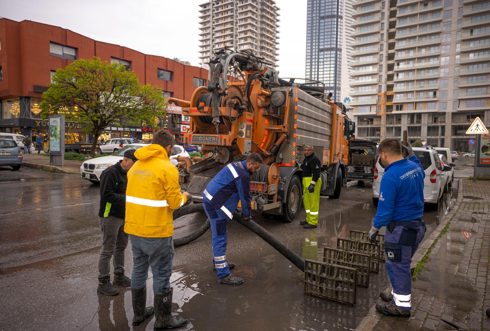 İzmir’de yağmur alarmı.  İZSU ekipleri tam kadro sahada