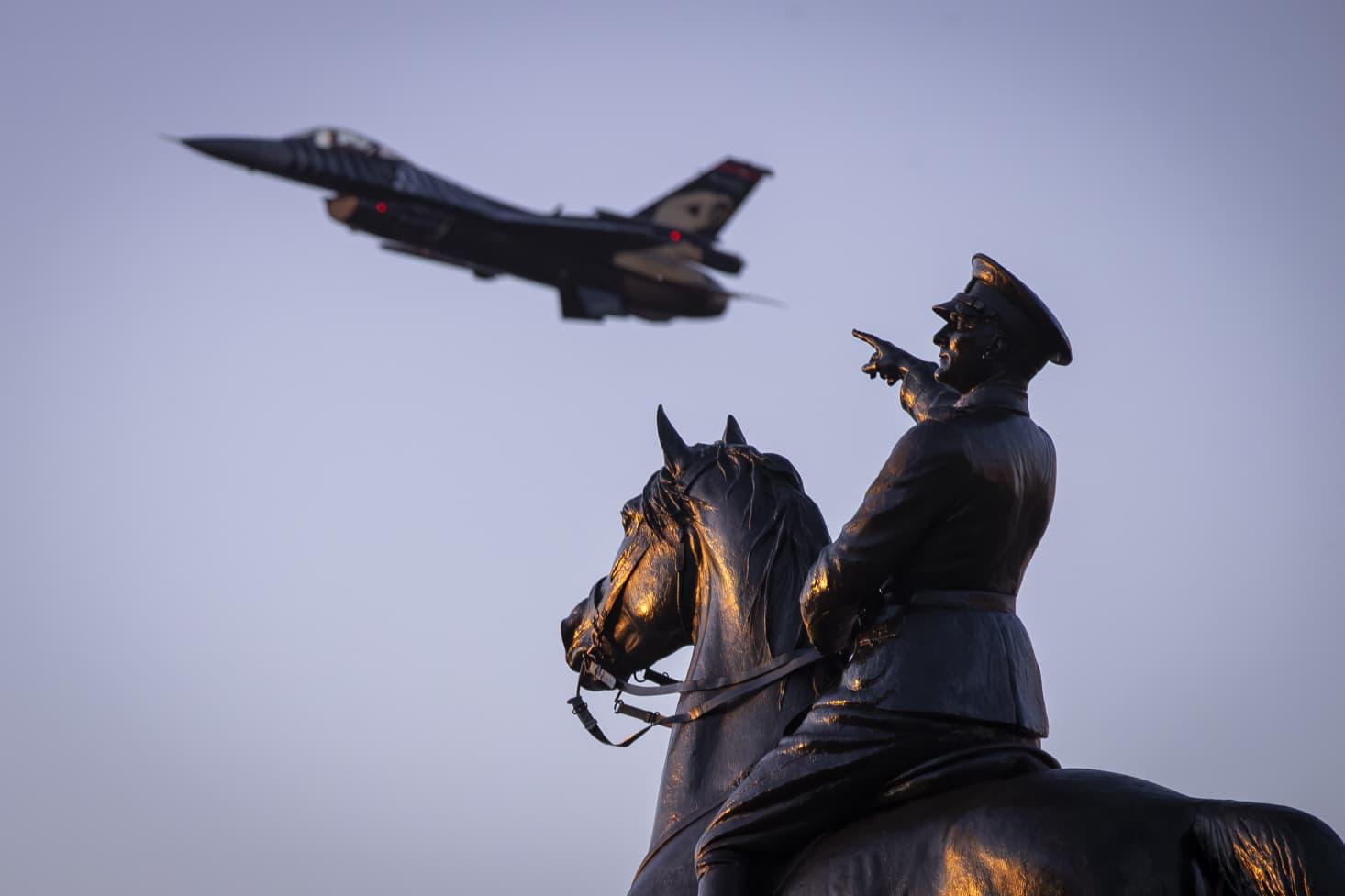 İzmir semalarında “kurtuluş” coşkusu