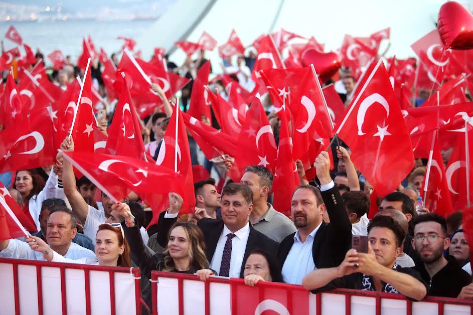 Karşıyaka 19 Mayıs’ta gelincik tarlasına dönüştü