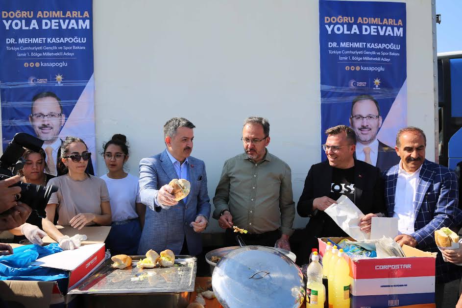 Bakan Kasapoğlu Seferihisar'da Millet Bahçesi yapılacak alanda incelemelerde bulundu