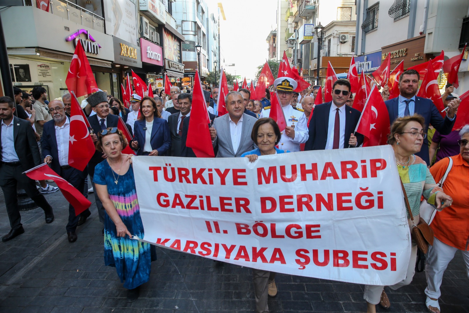 Karşıyaka’da gazilere saygı yürüyüşü