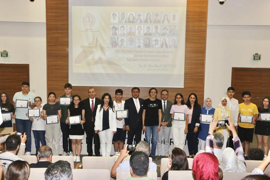 Liselere Geçiş Sınavında Tam Puan Alan Öğrenciler İzmir İl Milli Eğitim Müdürlüğünde Bir Araya Geldi