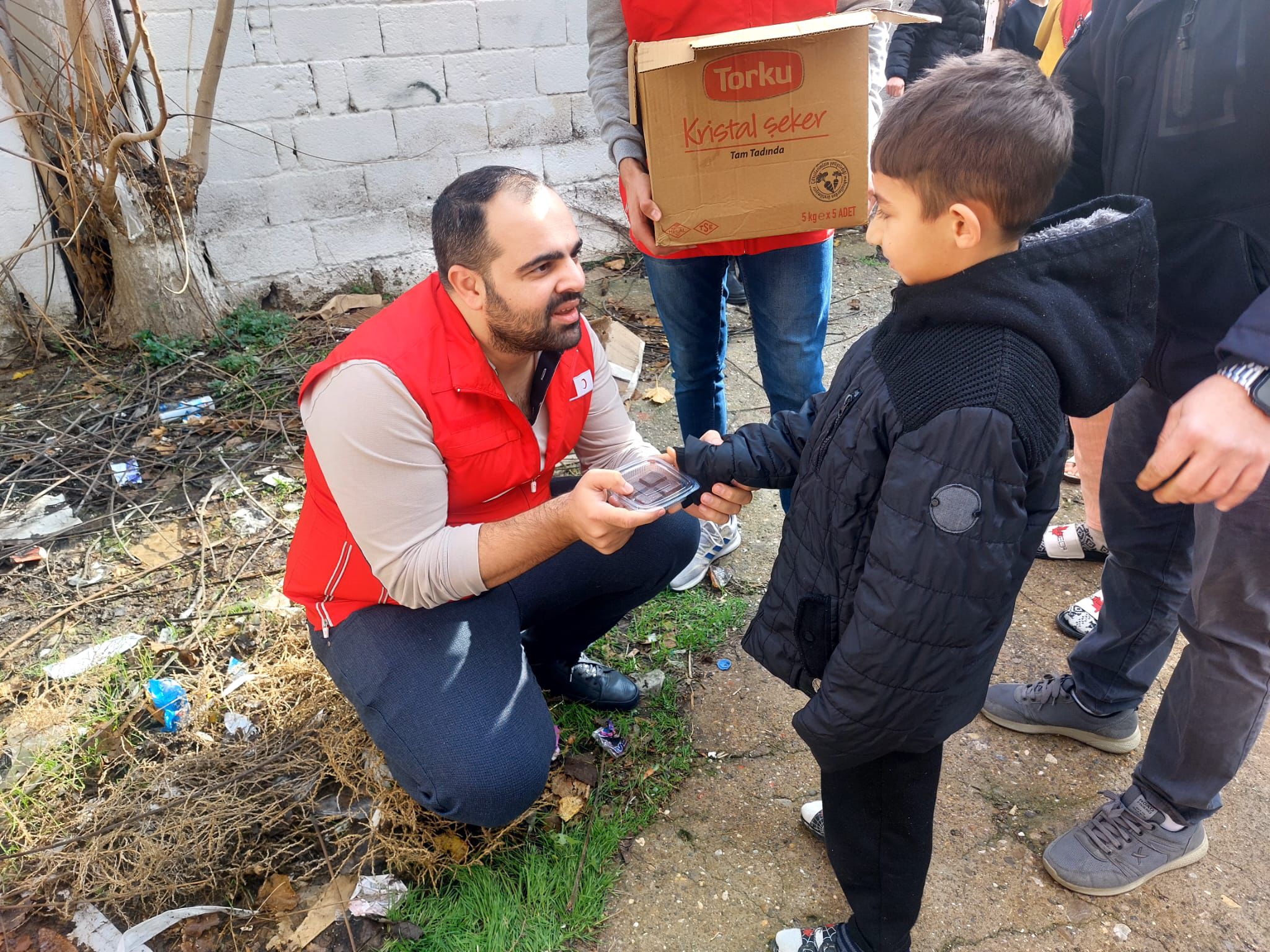 KONAK KIZILAY’DAN ÇOCUKLARA TATLI BİR SÜRPRİZ