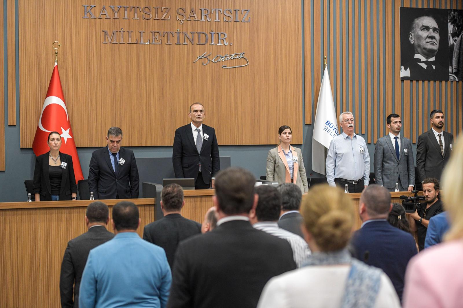 İzmir Büyükşehir Belediyesi Meclisi'nde merhum başkan Ferdi Zeyrek anıldı  “Ferdi Başkan kalbimizde”