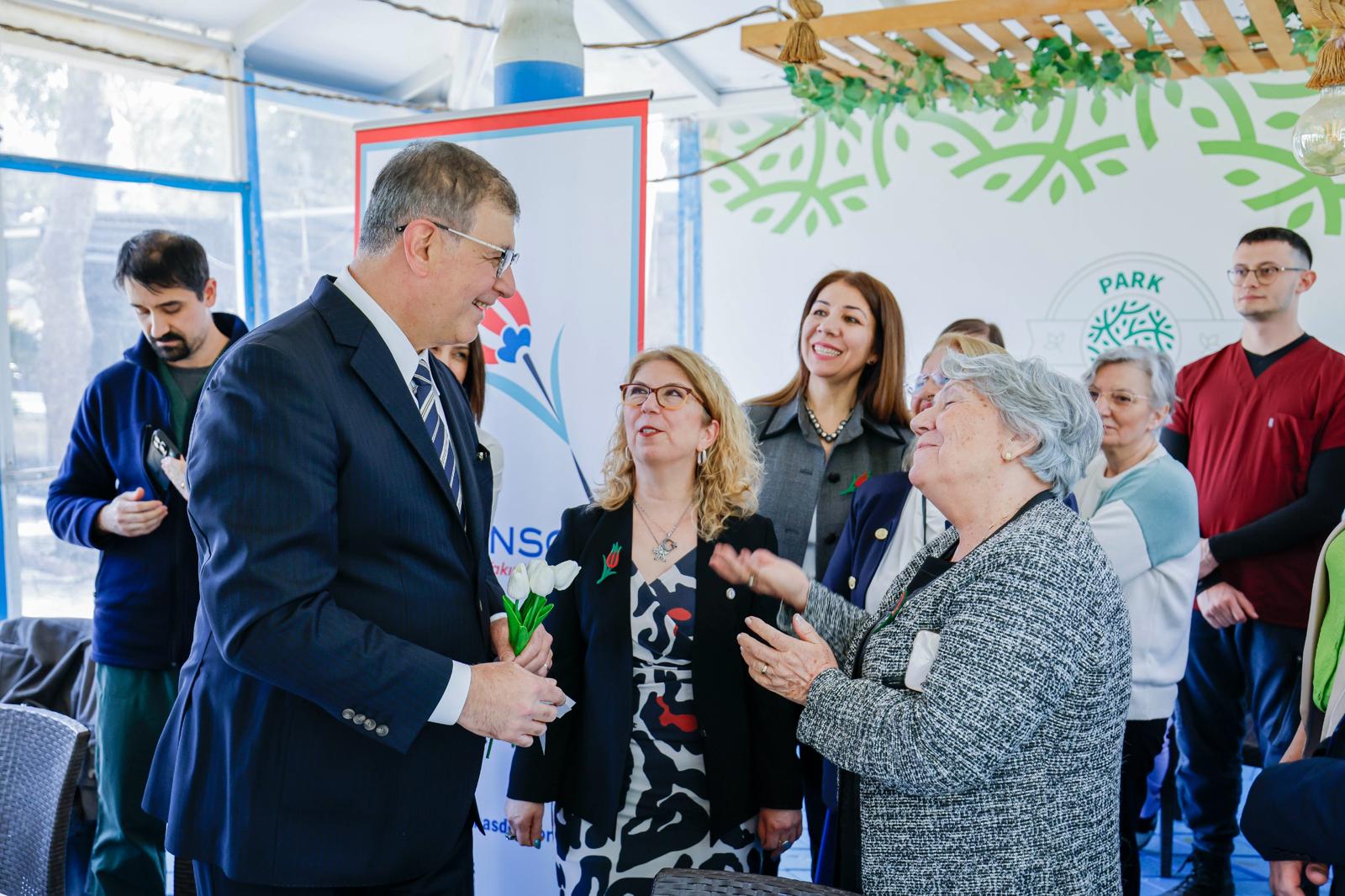 Başkan Tugay Parkinson hastaları ve yakınları ile buluştu