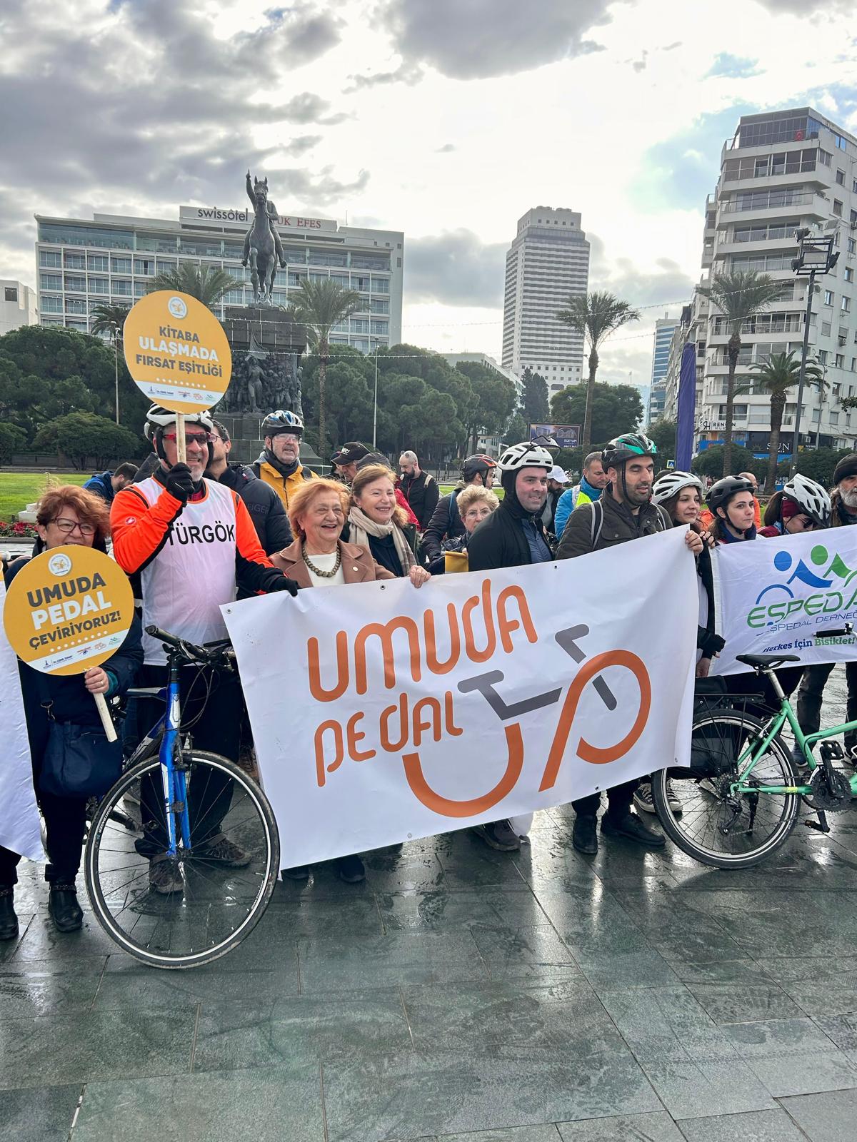 Pedallar daha fazla kabartmalı kitap için çevrildi