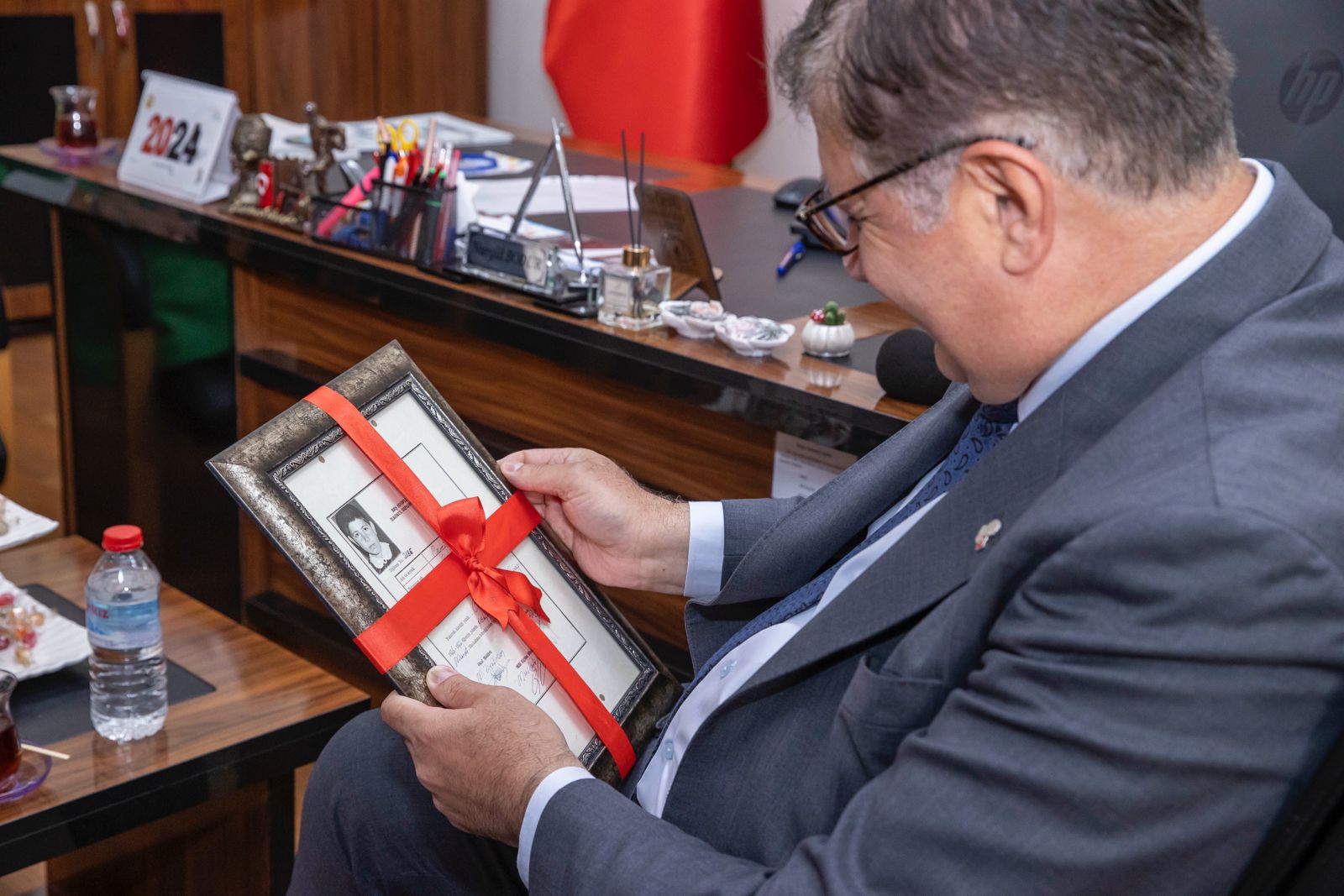 İlkokul diploması mezun olduğu lisede hediye edildi. Başkan Tugay’ı duygulandıran sürpriz