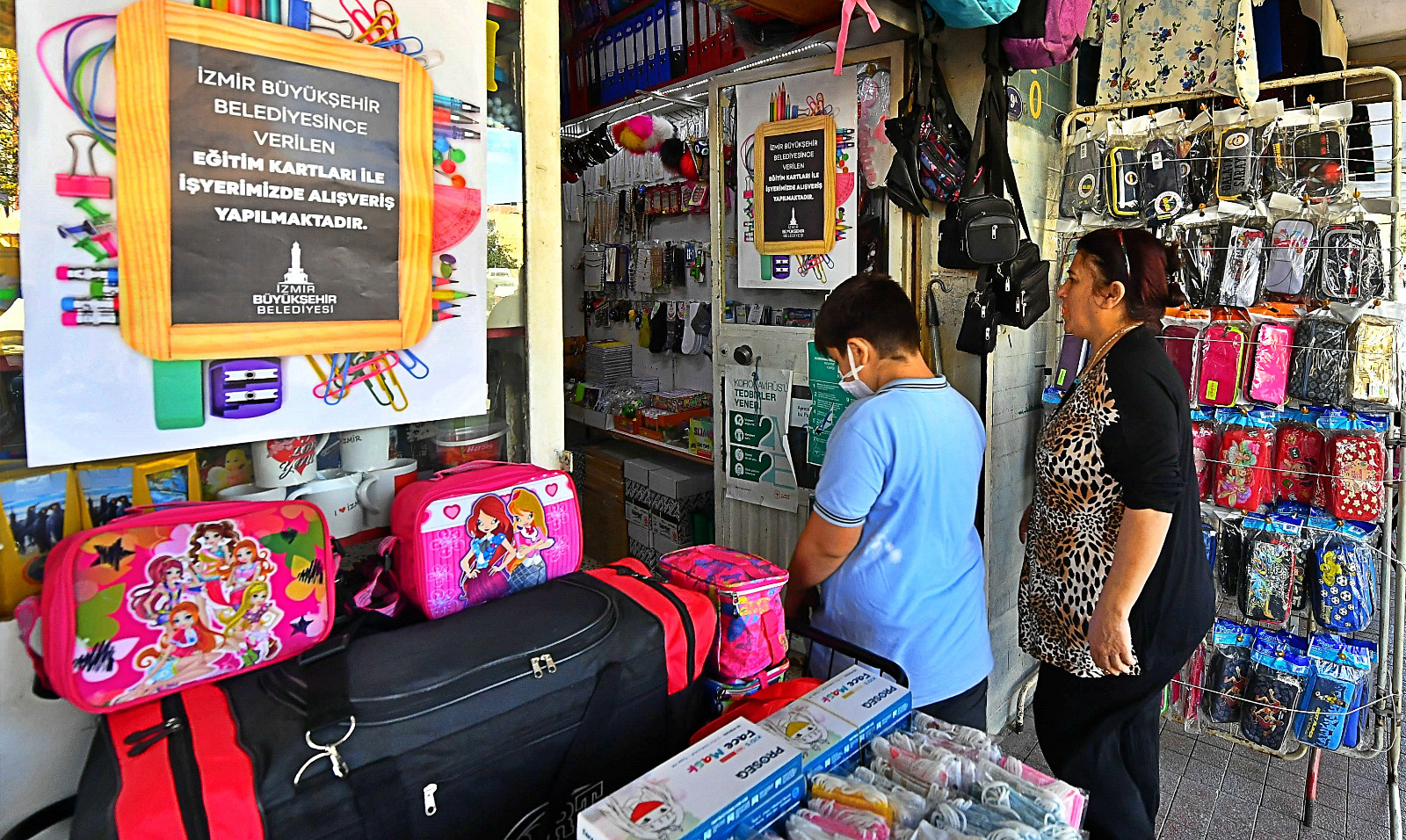 İzmir Büyükşehir Belediyesi’nden 60 bin öğrenciye destek.  Öğrencinin çantası, esnafın kasası doluyor