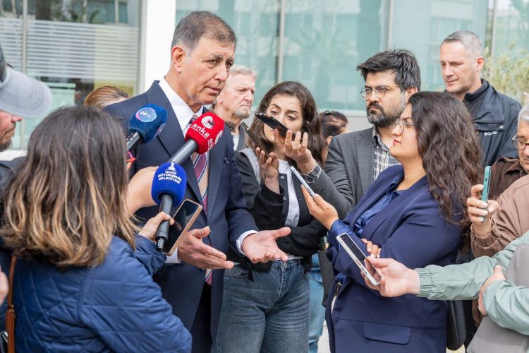 Başkan Tugay: Binalara göz koymak yerine yapacağınız tonla iş var