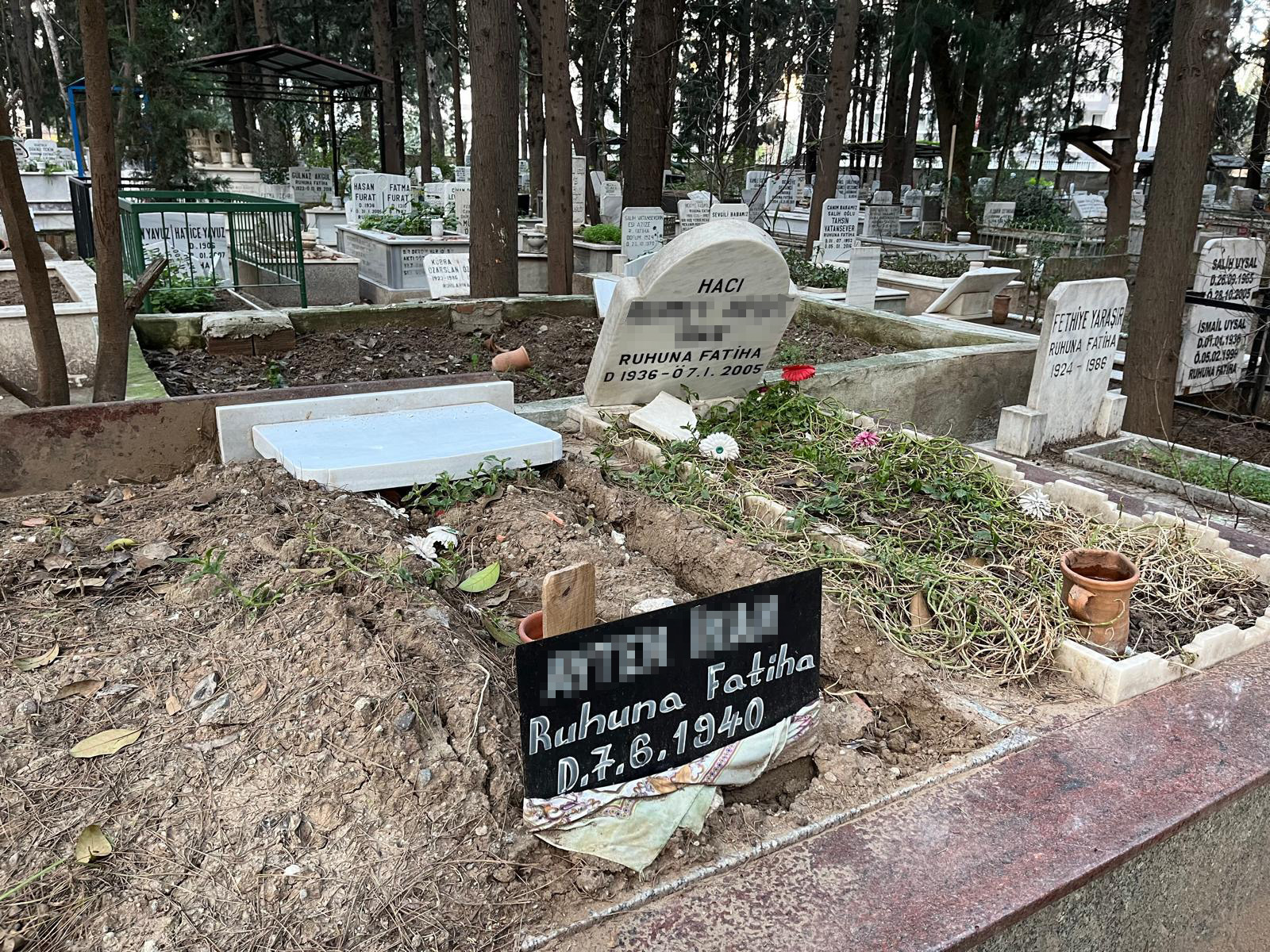 Vandalizm kurbanı 39 mezar için çalışma başlatıldı.  Büyükçiğli Mezarlığı’ndaki hasar gideriliyor