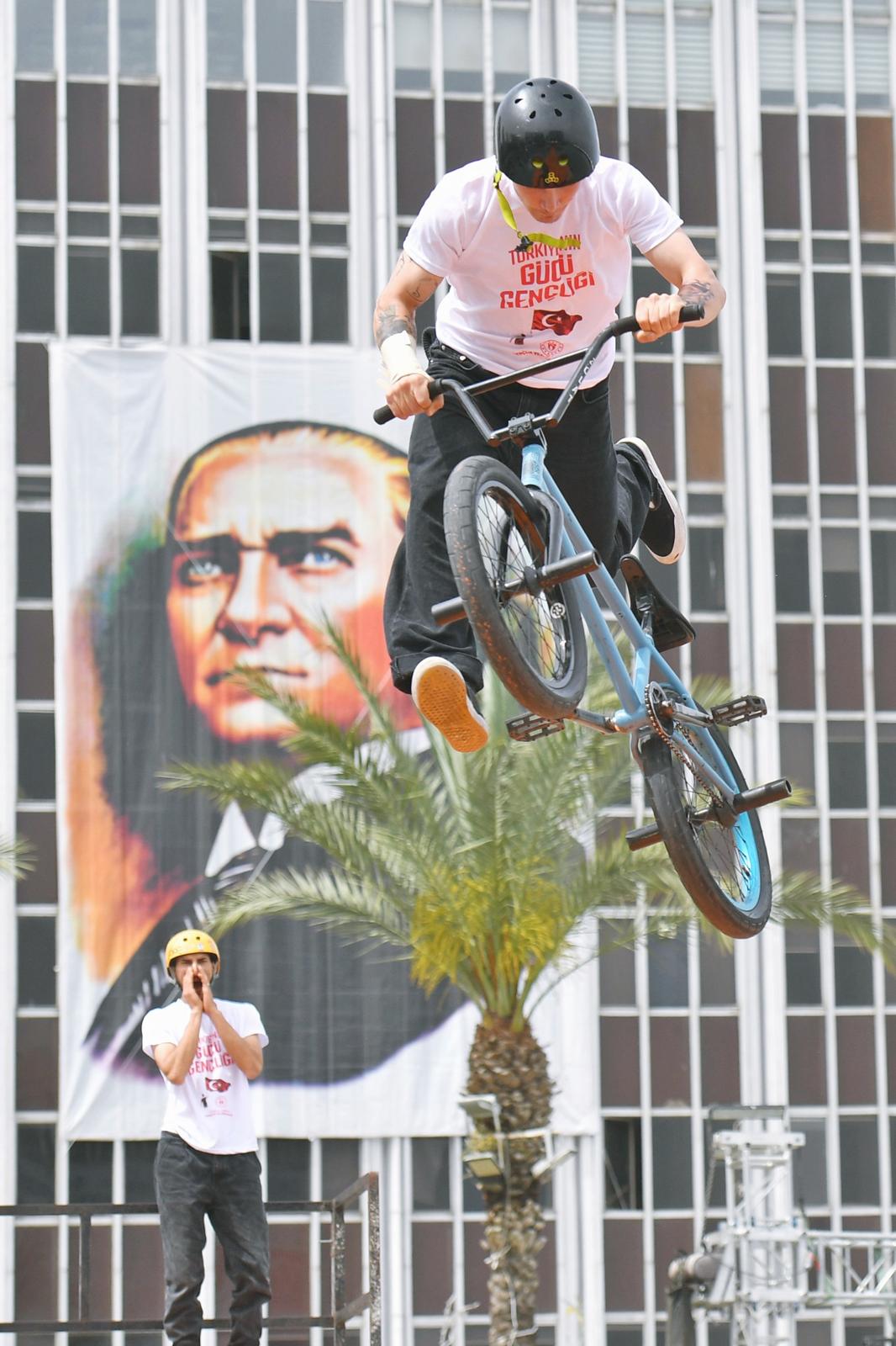 İzmir’de 19 Mayıs coşkusu. Cumhuriyet Meydanı rengarenk