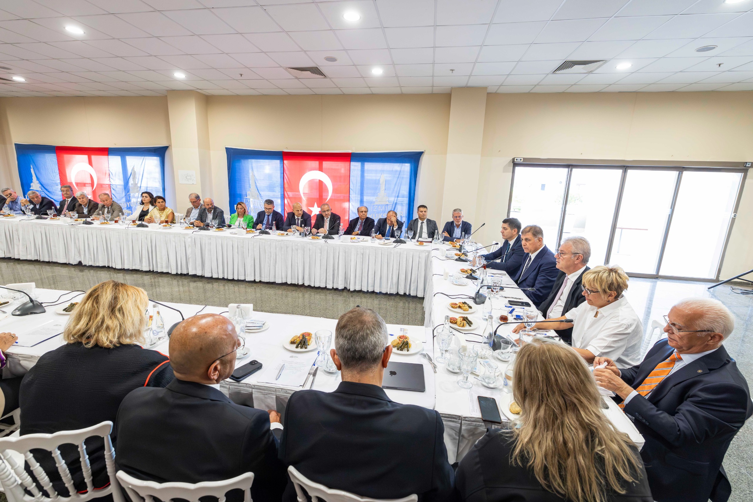 Başkan Tugay:  İzmir'in kabuğunu kırması, öncü kent olması için çalışıyoruz