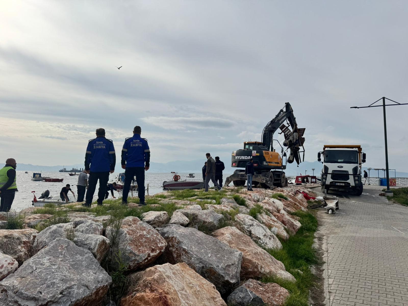 Karşıyaka’daki kaçak iskeleler yıkılıyor