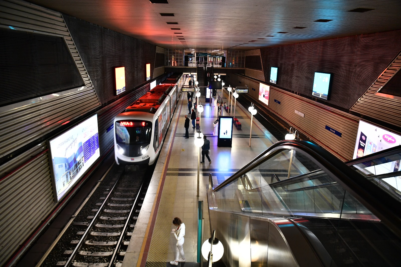 İzmir Metrosu 24 yaşında.  1 milyar 400 milyon yolcu taşındı