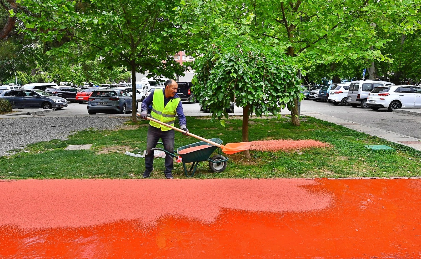 Çocuk parkları ve tartan pistler onarılıyor,  İzmir’in parkları yeniden doğuyor