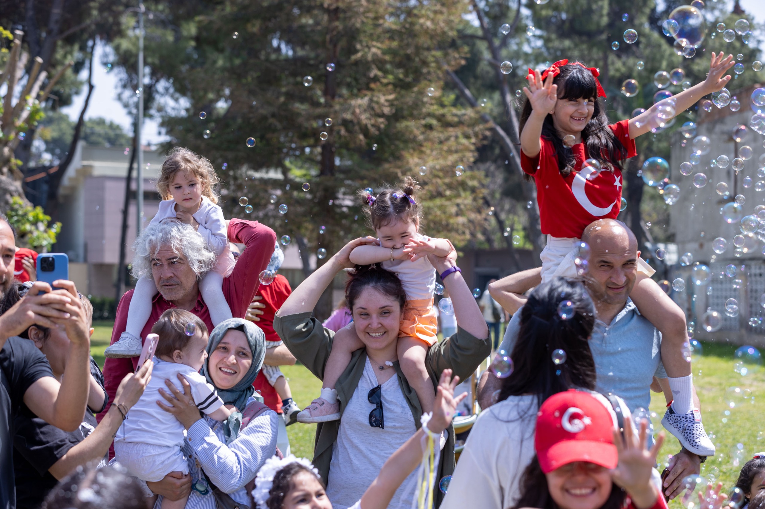 23 Nisan neşesi tüm İzmir'i sardı