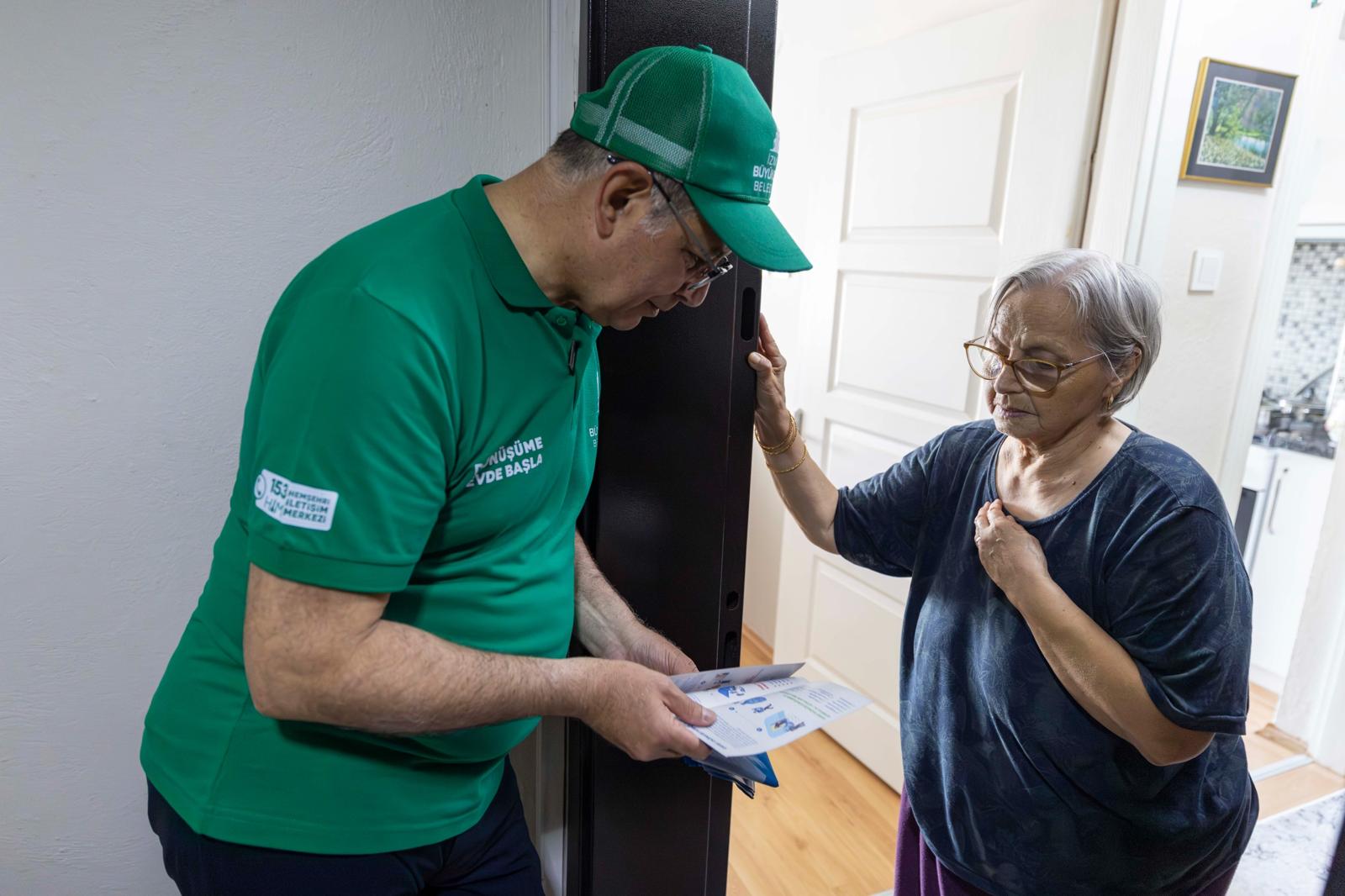 Başkan Tugay “Dönüşüme Evde Başla” projesi için QR kodlu poşet dağıttı