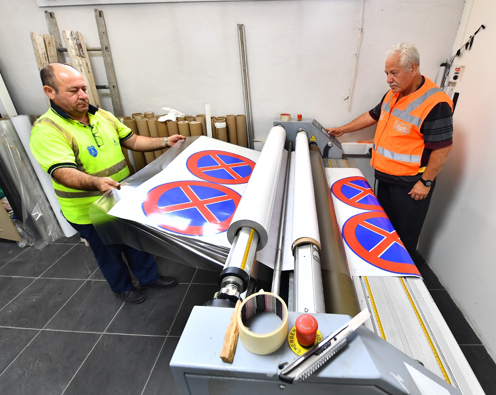 İzmir Büyükşehir Belediyesi yılda 15 bin trafik levhası monte ediyor