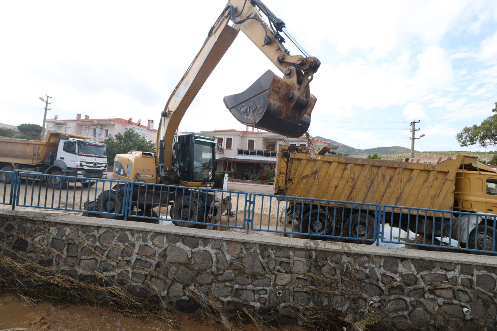 Foça’da yaralar sarılıyor