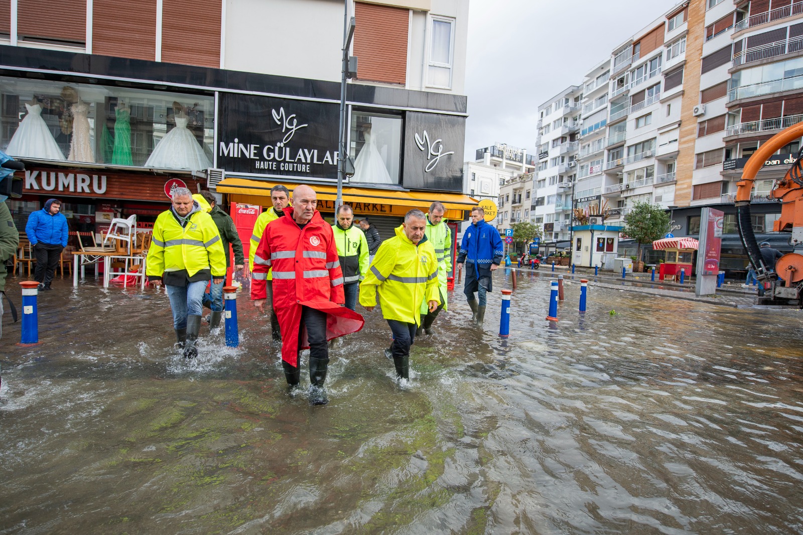 Başkan Soyer, deniz kabarmasının tsunami etkisi yarattığı Kordon’da