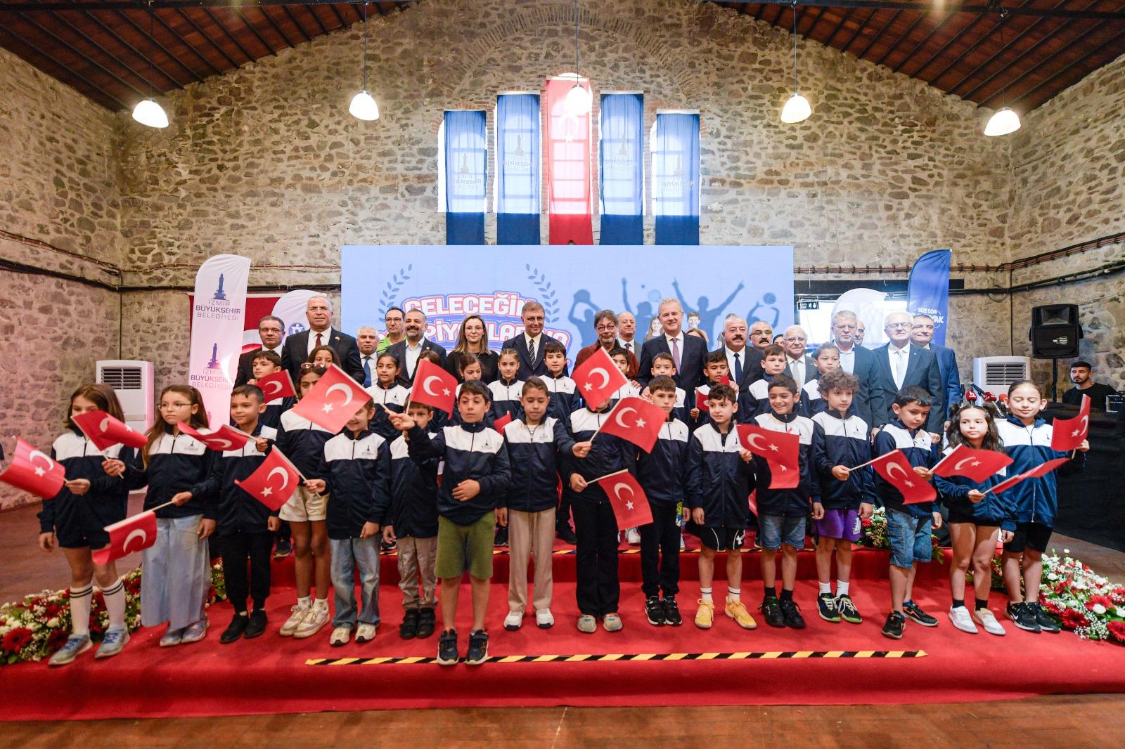 Başkan Tugay “Geleceğin Şampiyonları” projesini tanıttı.  “Bu yolun sonu şampiyonluk, madalya, gururdur”