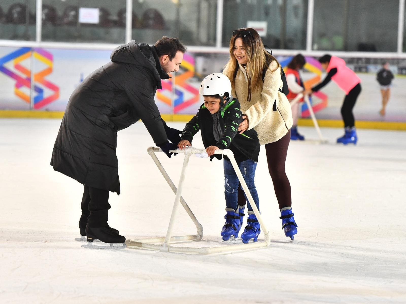 İzmir'in buz pisti yarıyıl tatilinde doldu taştı  En güzel karne hediyesi