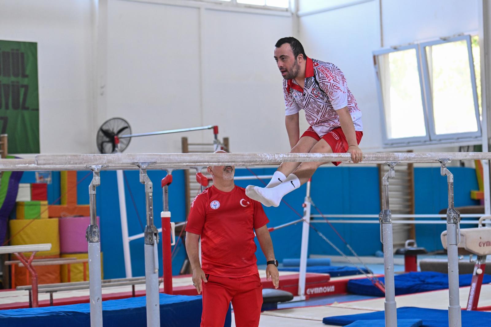 İzmirli özel sporcu Öztürk’ten tarihi başarı  İstiklal Marşı’nı yedi kez okuttu, Türkiye’nin gururu oldu