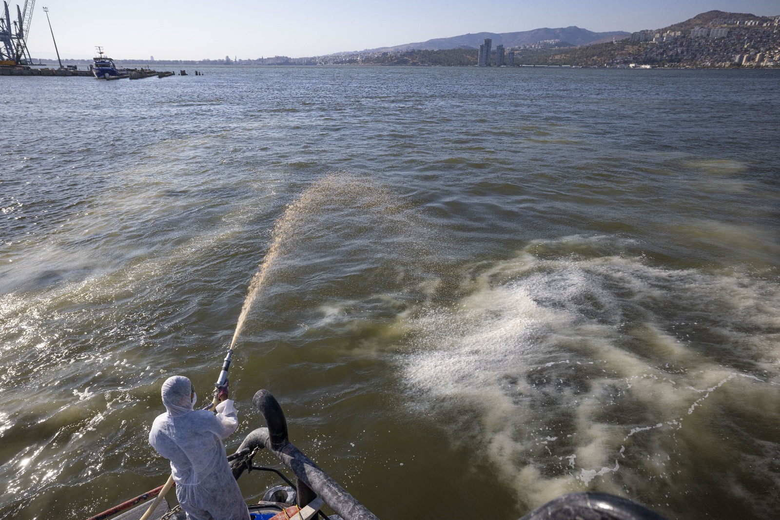 İzmir Körfezi için modifiye kil uygulaması devrede
