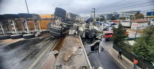 İzmir İtfaiyesi kaza sonrası viyadükte asılı kalan tır şoförünü kurtardı