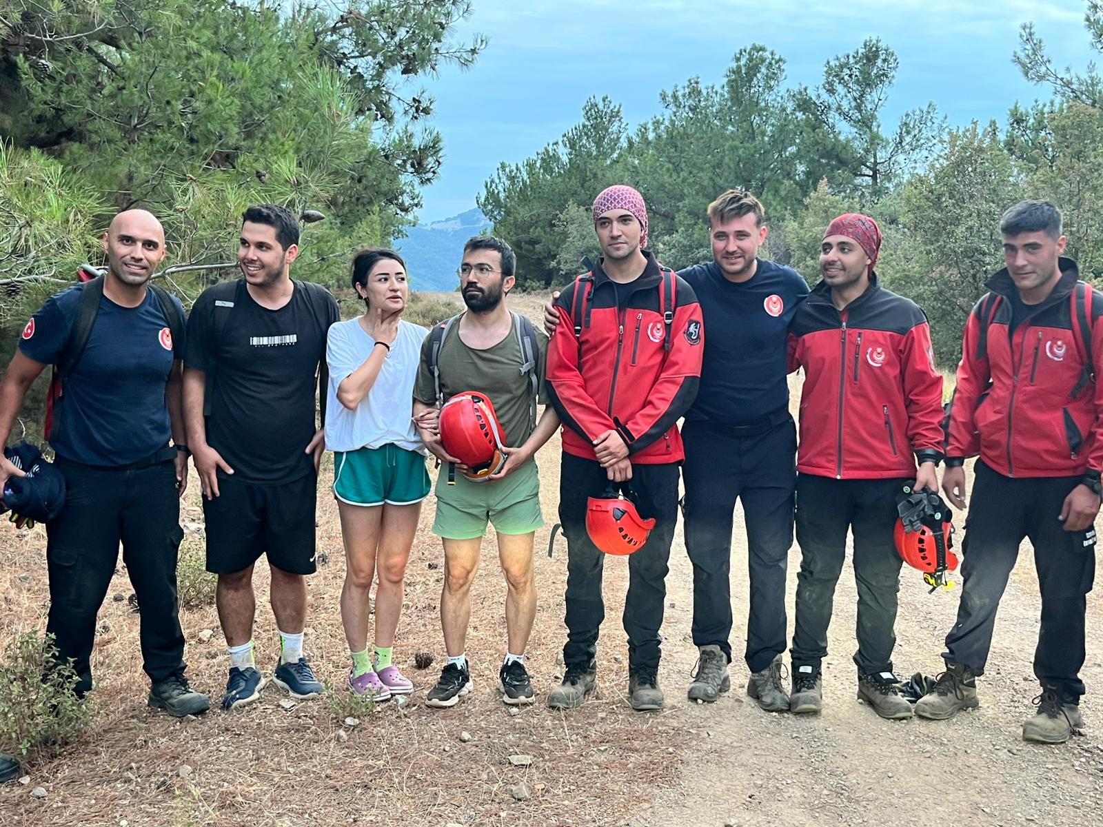 İzmir İtfaiyesi kayalıklarda mahsur kalan üç genci kurtardı