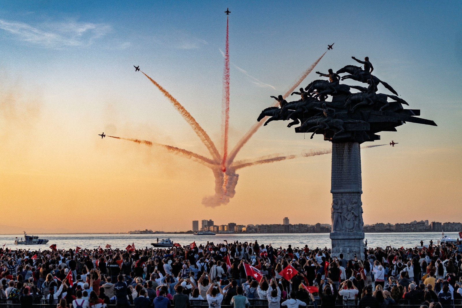 Türk Yıldızları  gökyüzünü kırmızı beyaza boyadı