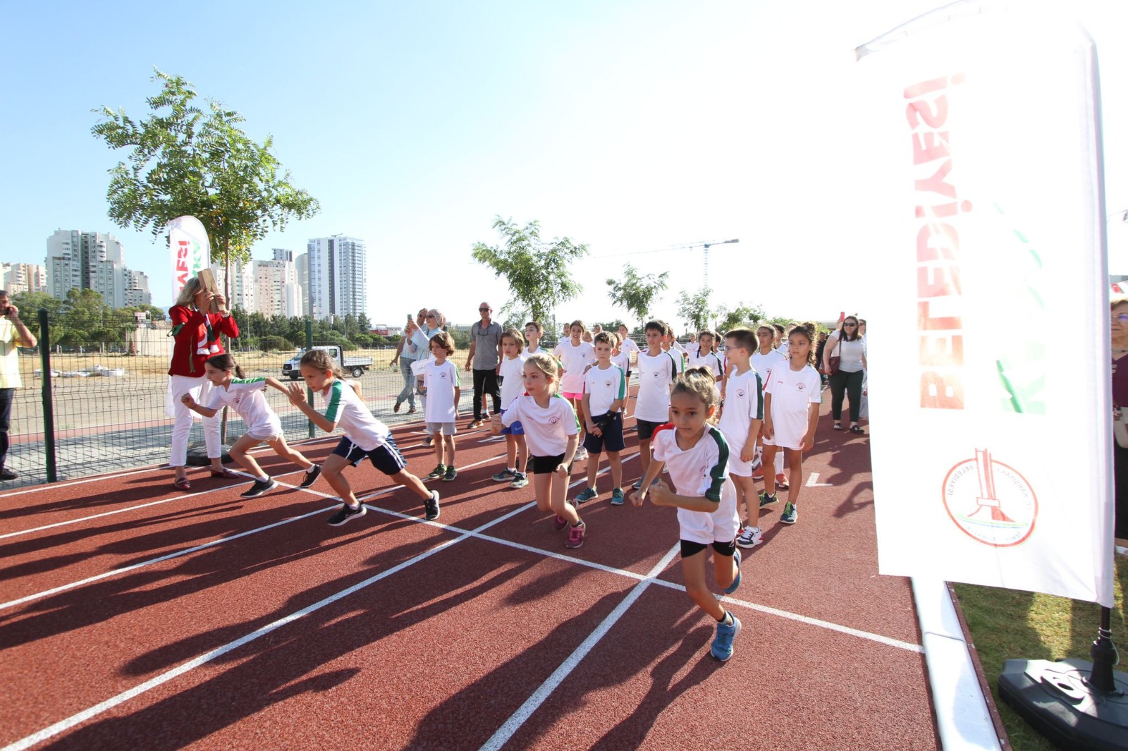 Semra Aksu Atletizm Parkı 1 yılda binlerce Karşıyakalıyı atletizm ile tanıştırdı
