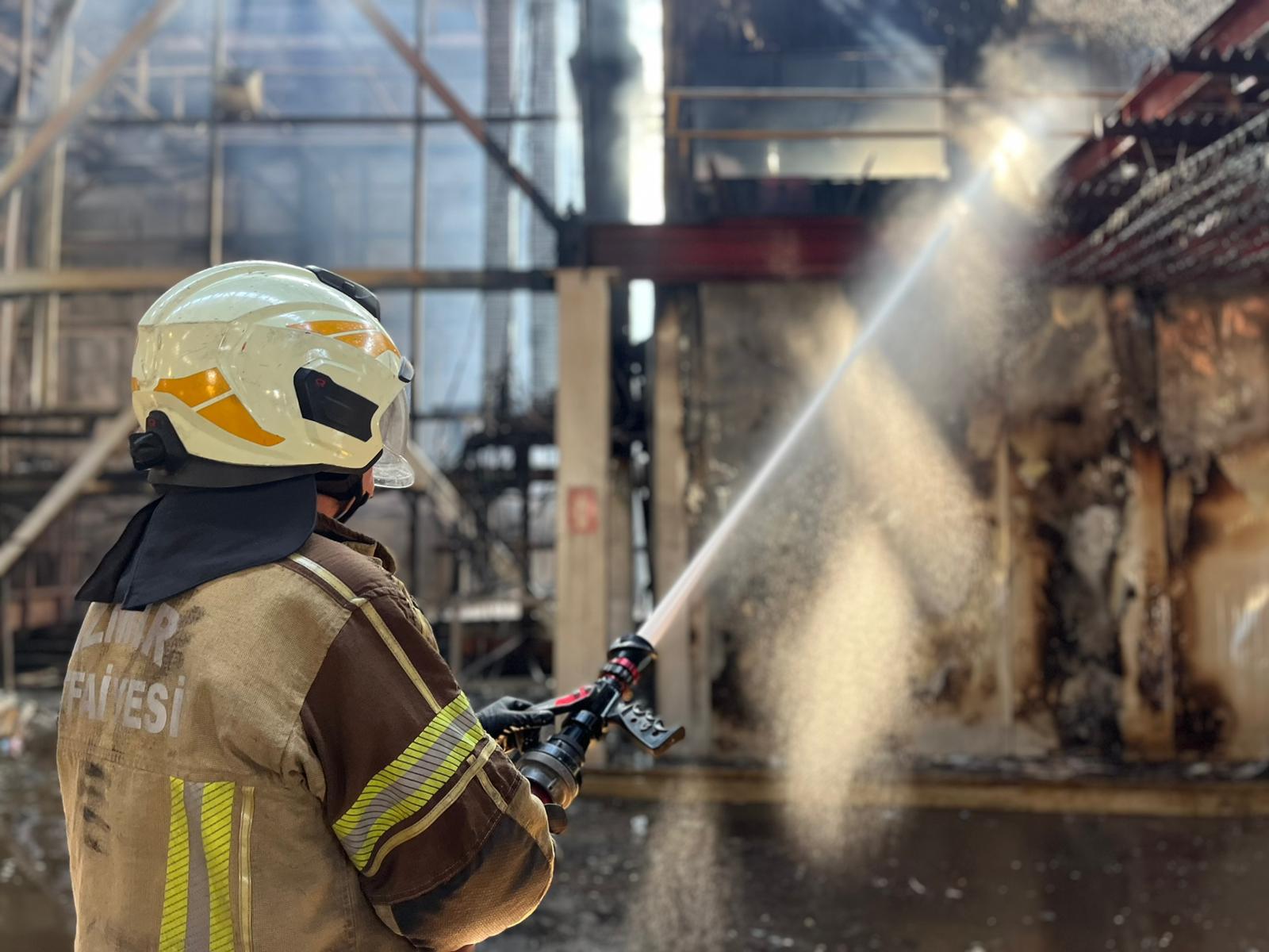 İzmir İtfaiyesi, ALOSBİ’deki fabrika yangınına müdahale etti