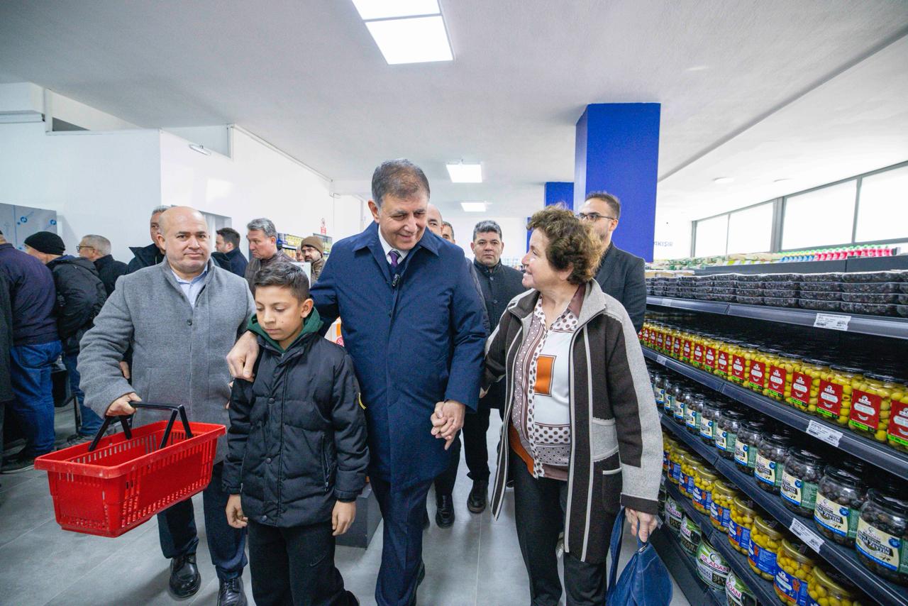 İZMAR 2025 hedefine Menemen ve Tire mağazalarıyla ulaştı  Başkan Tugay, “Dara düşen herkes bilsin ki, onlar için çalışan insanlar var”