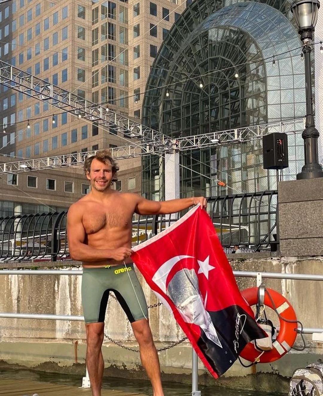 İzmirli Emre’den ABD’de zafer kulacı