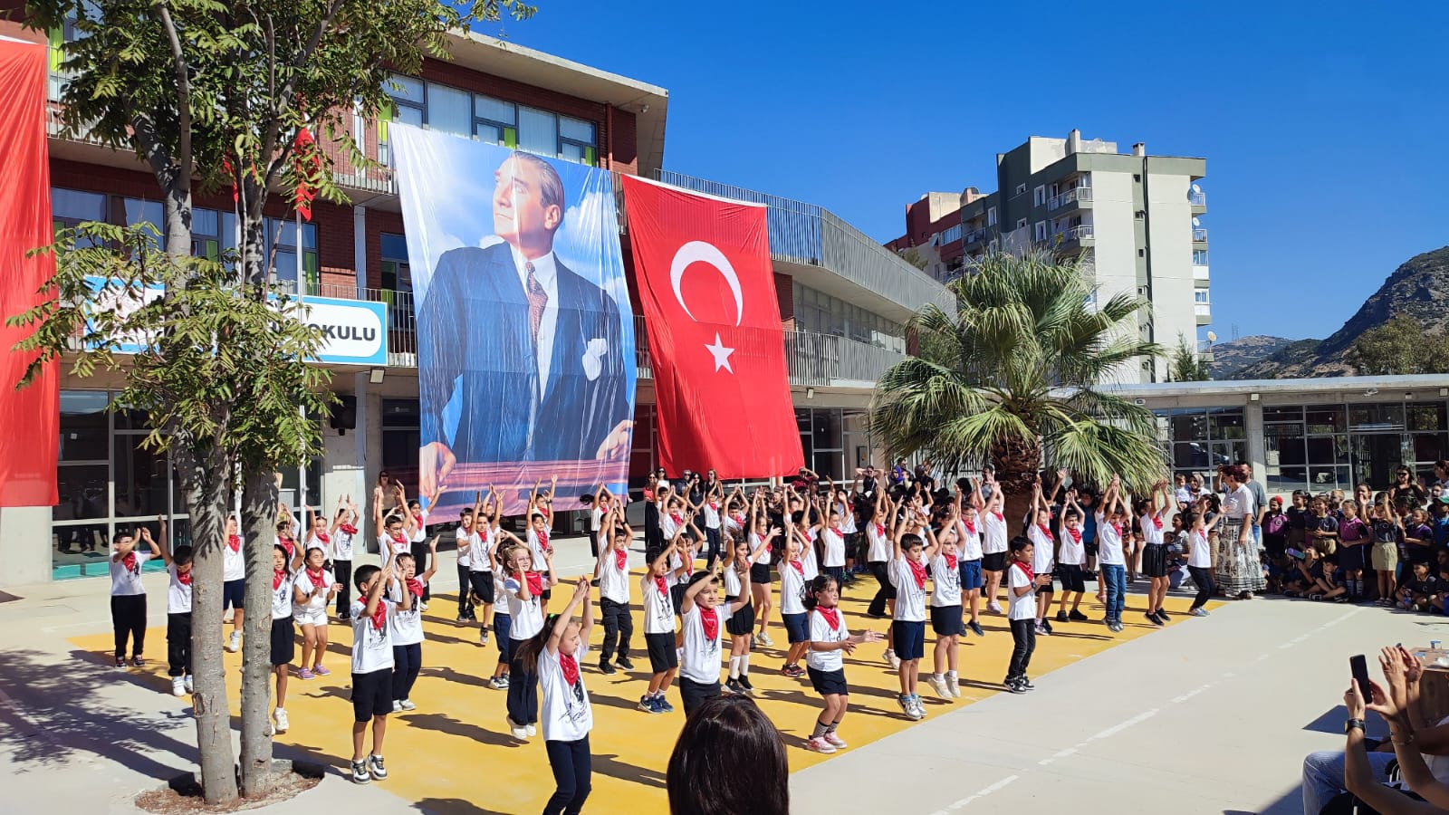 Çiğli’de İlkÖğretim Haftası coşkuyla kutlandı.