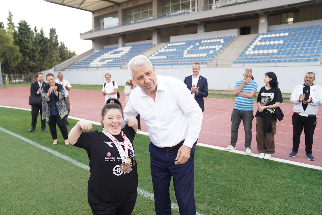 Down sendromlu Selin’in sevinci kalpleri ısıttı  Rektör Prof. Dr. Budak, “Sevginin aşamayacağı engel yoktur”