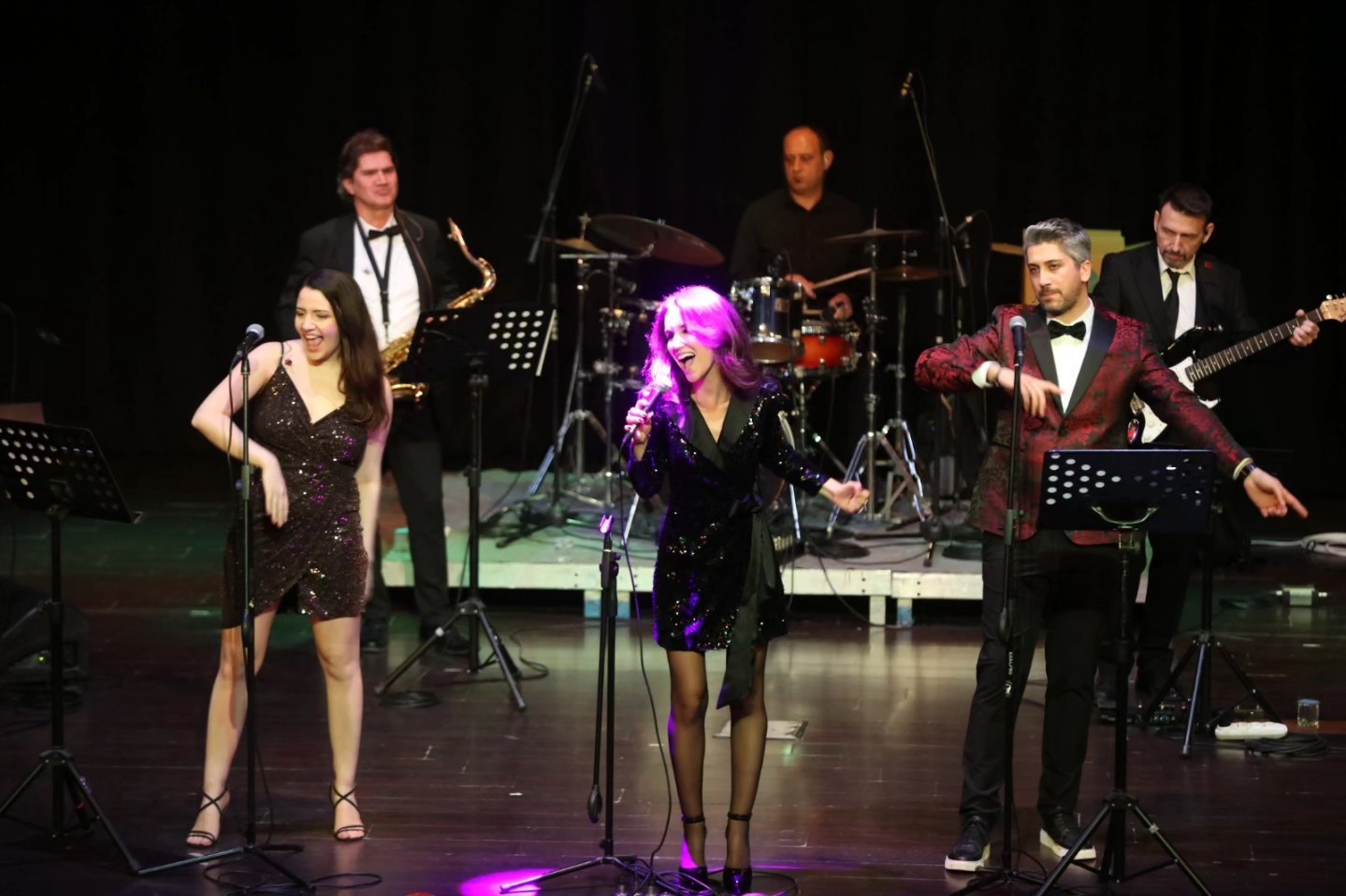 Sunshine Band Yeni Yıl Konseriyle Güzelbahçelileri coşturdu