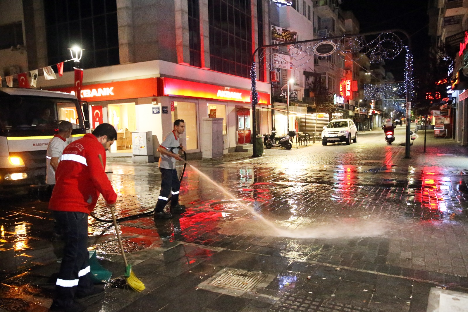 Karşıyaka Çarşısı’nda dip bucak gece temizliği