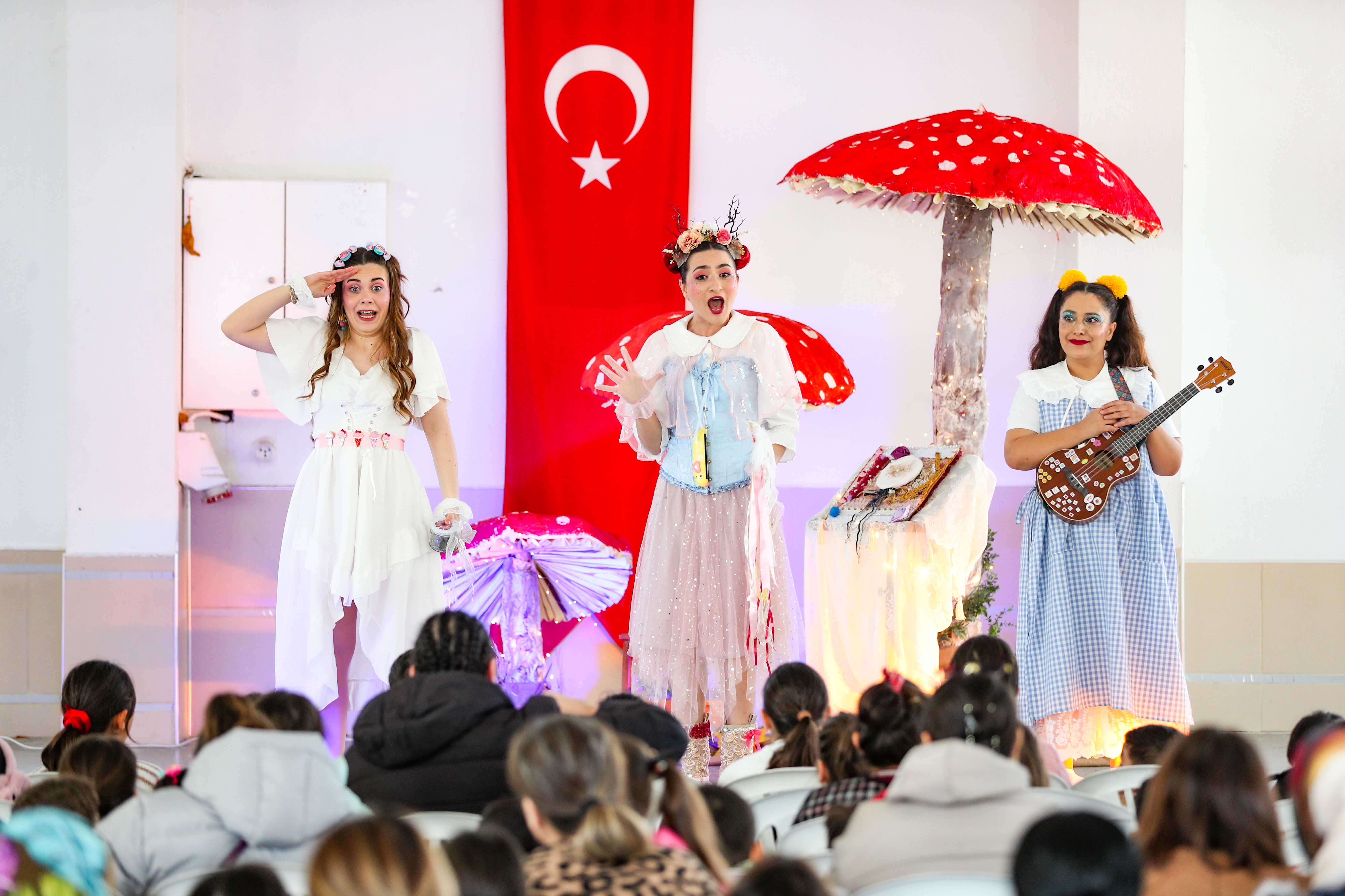 Aliağa Belediyesi Orman Tiyatrosu İlk Oyunuyla Sahnede