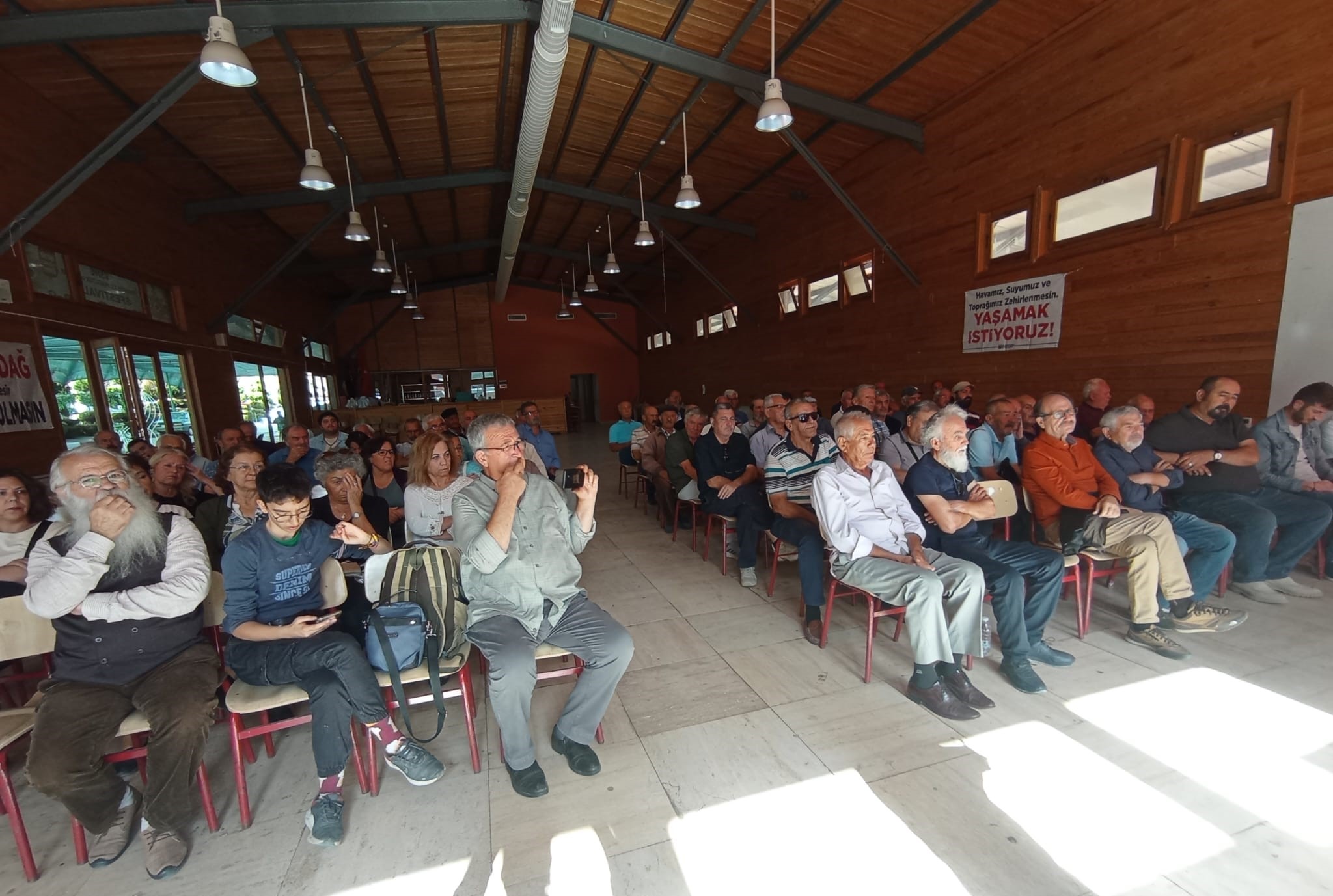 Eşme’de maden hayatı zehirliyor Köylüler panelde konuştu, “Pınarlarımız kuruyor”