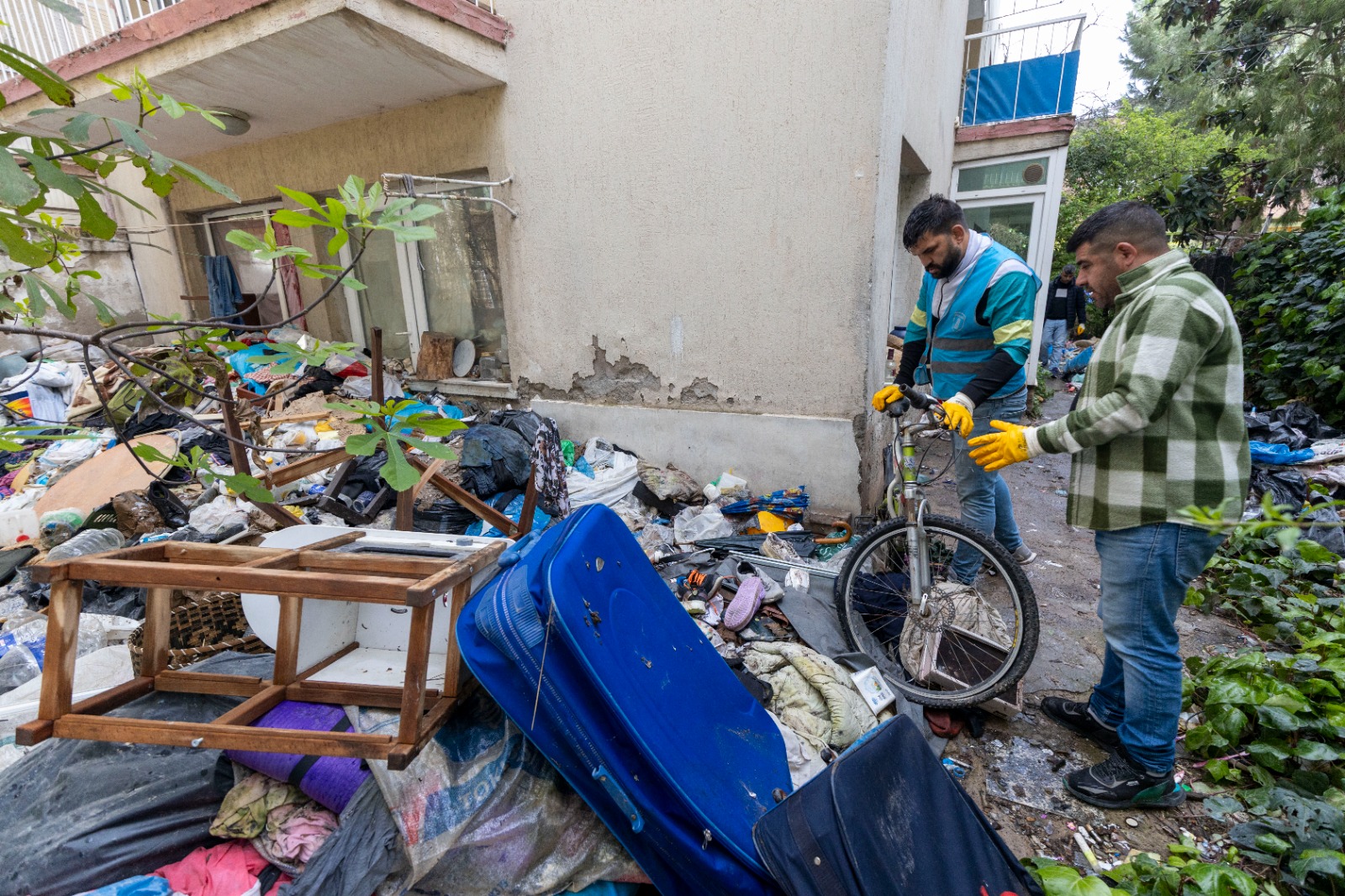 Karşıyaka Belediyesi’nden çöp eve müdahale: 3 ton çöp çıkarıldı
