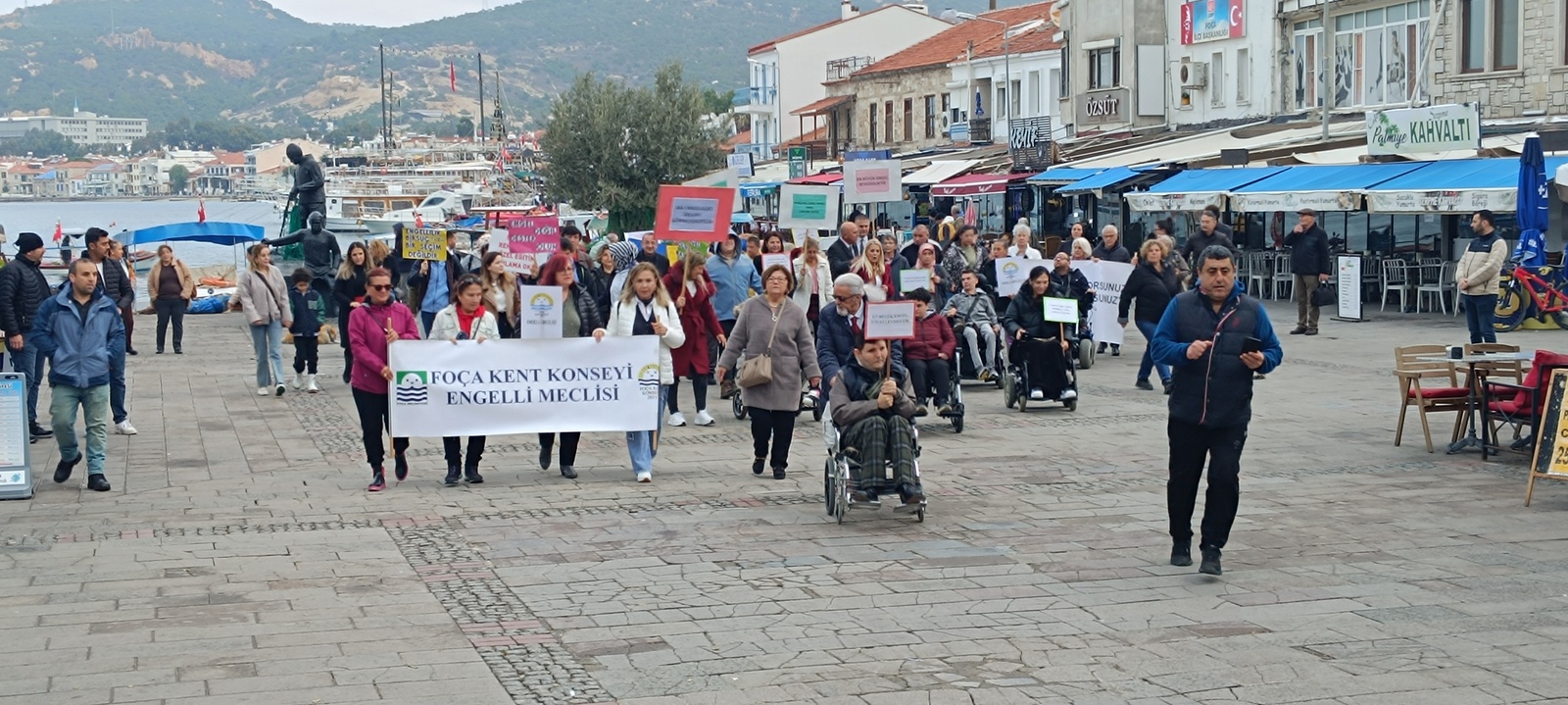 FOÇADA ENGELLİLER FARKINDALIK  İÇİN YÜRÜDÜ