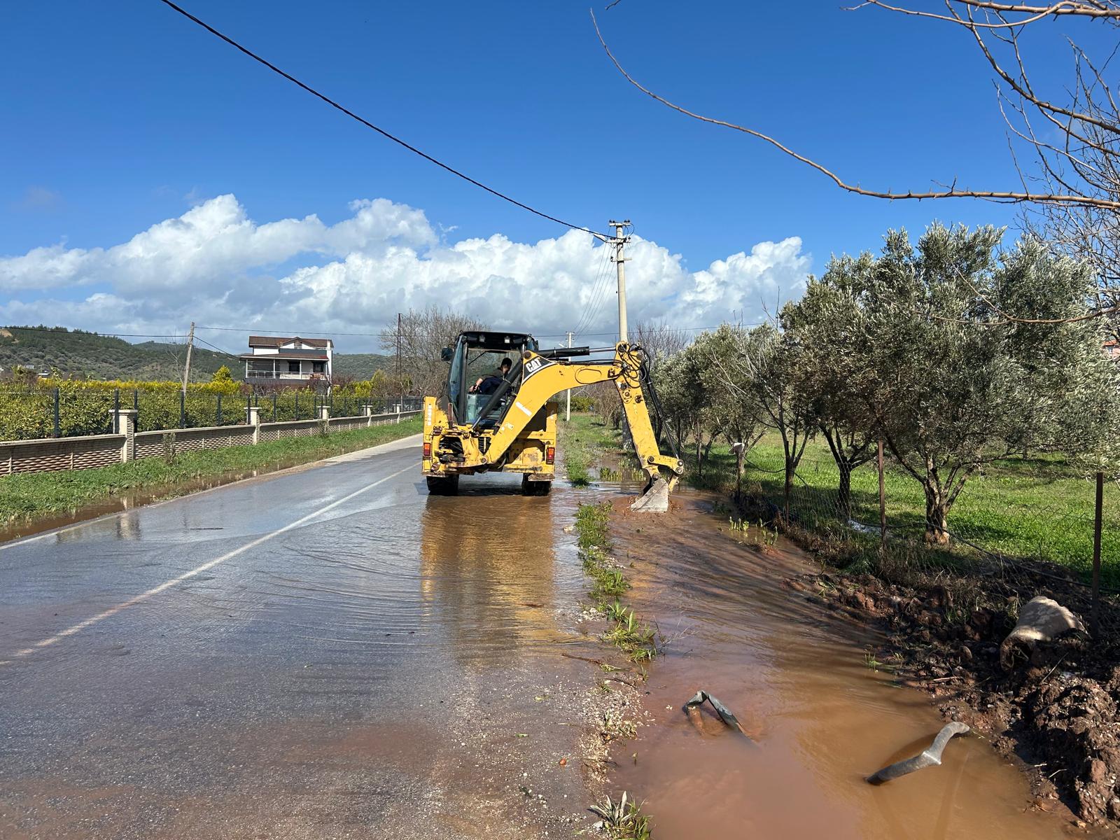 Büyükşehir, aşırı yağış sonrası kapanan yolları bir bir açıyor