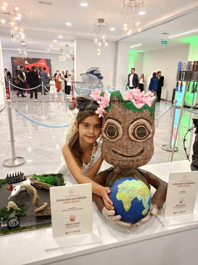 Buca Necip Fazıl Kısakürek İlkokulu Öğrencisi Mihri Nil Tatlı, “Sıfır Atık Yarışması” nda Türkiye İkincisi Oldu