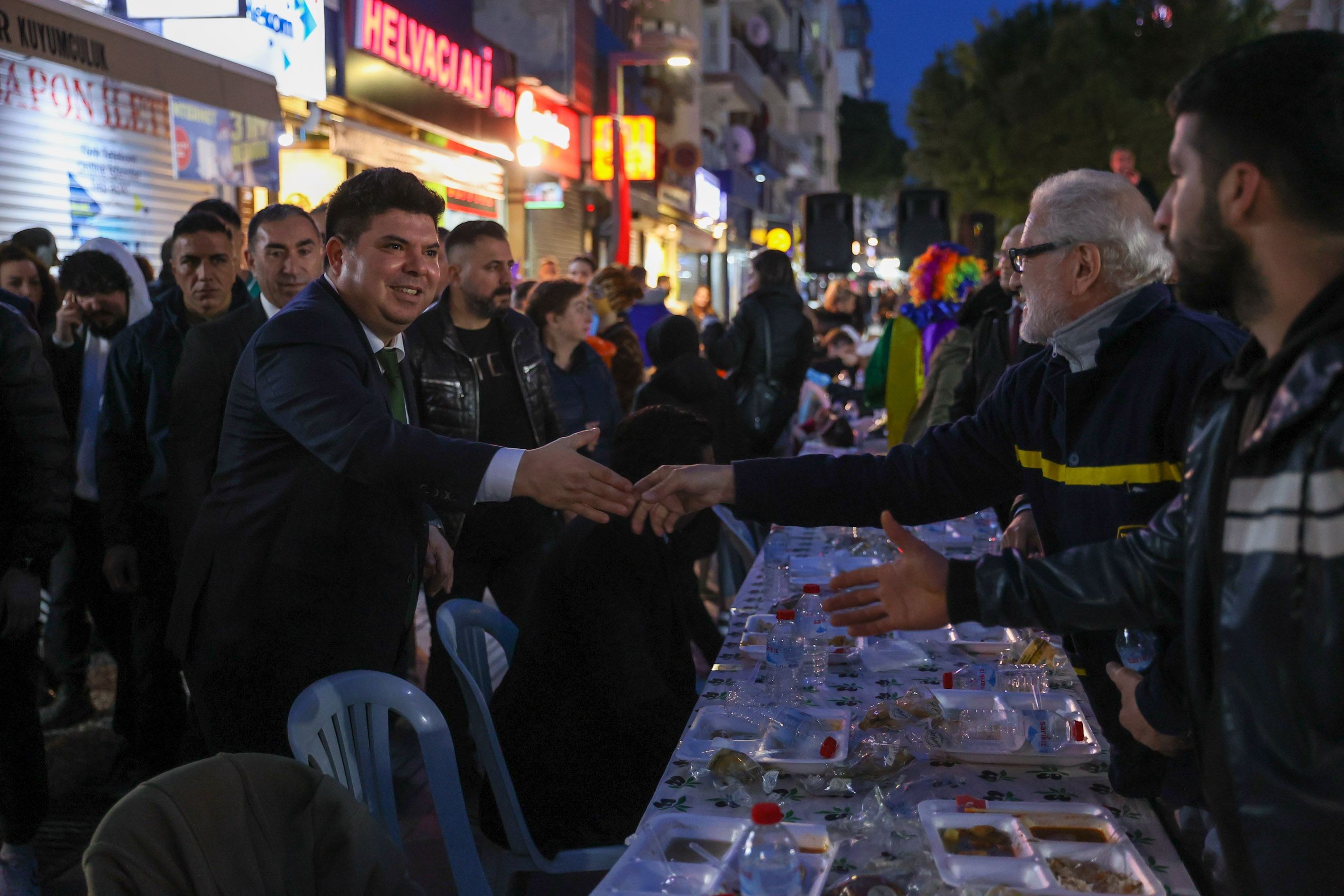 Buca’da kentin kalbinde iftar sofraları kuruldu
